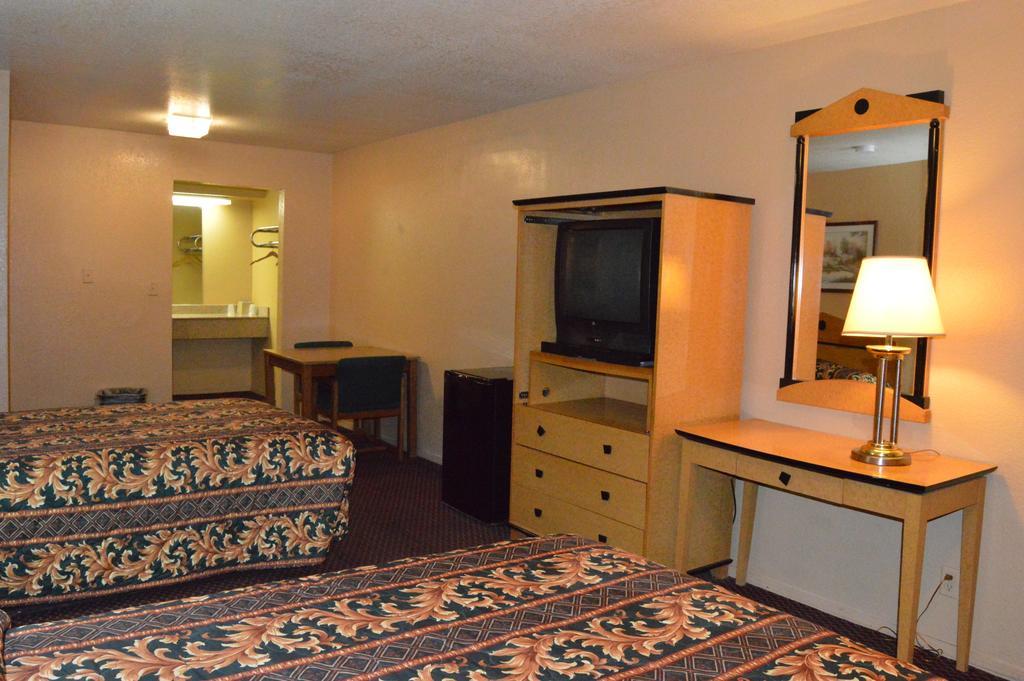 Delux Inn Tulsa Room photo