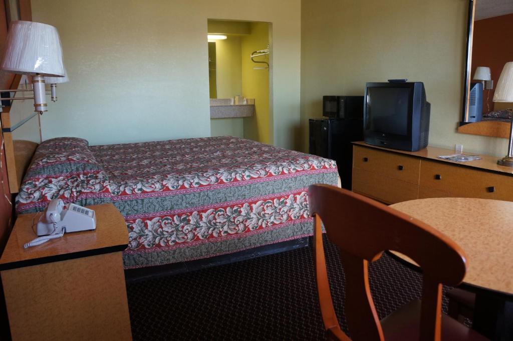 Delux Inn Tulsa Room photo